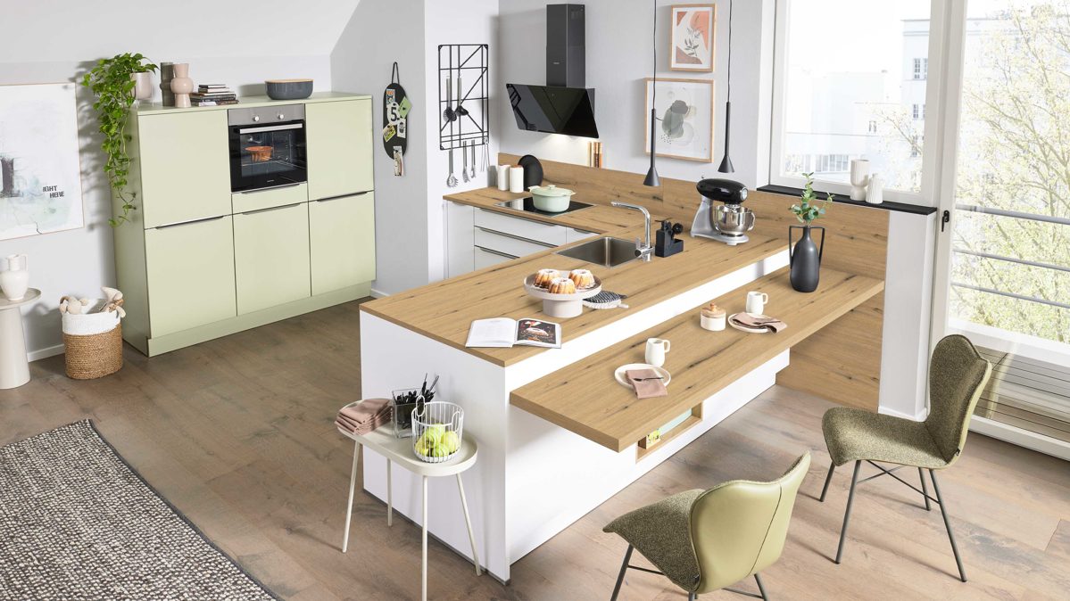 Einbauküche Interliving aus Holz in Weiß Interliving Küche Serie 3109 mit Constructa-Einbaugeräten Arcticweiß, Avocado & Vulkaneiche - zweizeilig