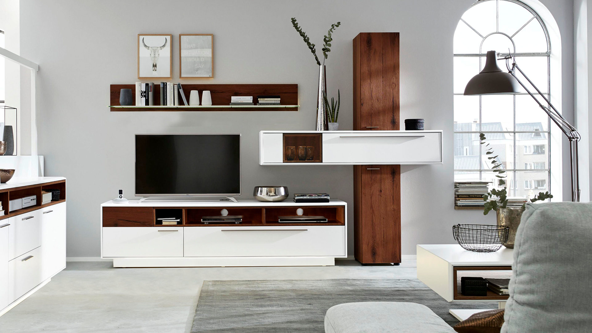 Interliving Wohnzimmer Serie 17 – Wohnkombination 17S, dunkles Asteiche-Furnier & weißer Mattlack – vierteilig, Breit Interliving Wohnzimmer Serie 17 – Wohnkombination 17S, dunkles Asteiche-Furnier & weißer Mattlack – vierteilig, Breit
