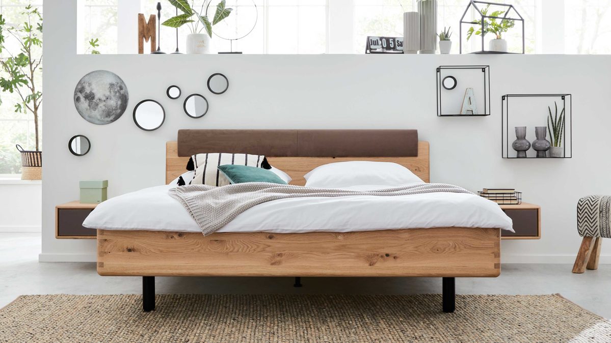 Bettgestell Interliving aus Holz in Grau Interliving Schlafzimmer Serie 1015 – Bettgestell sienafarbener Bezug Kano 9811 & Wildeiche – Liegefläche ca. 200 x 200 cm