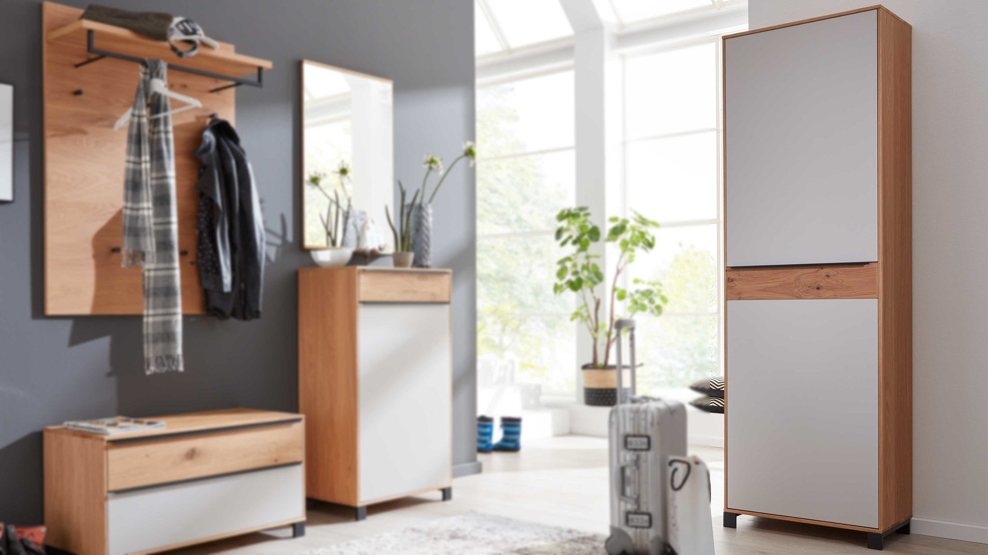 Garderobenschrank Interliving aus Holz in Holzfarben Interliving Garderoben Serie 6005 – Schrank Eiche & lichtgrauer Lack – eine Tür, rechts