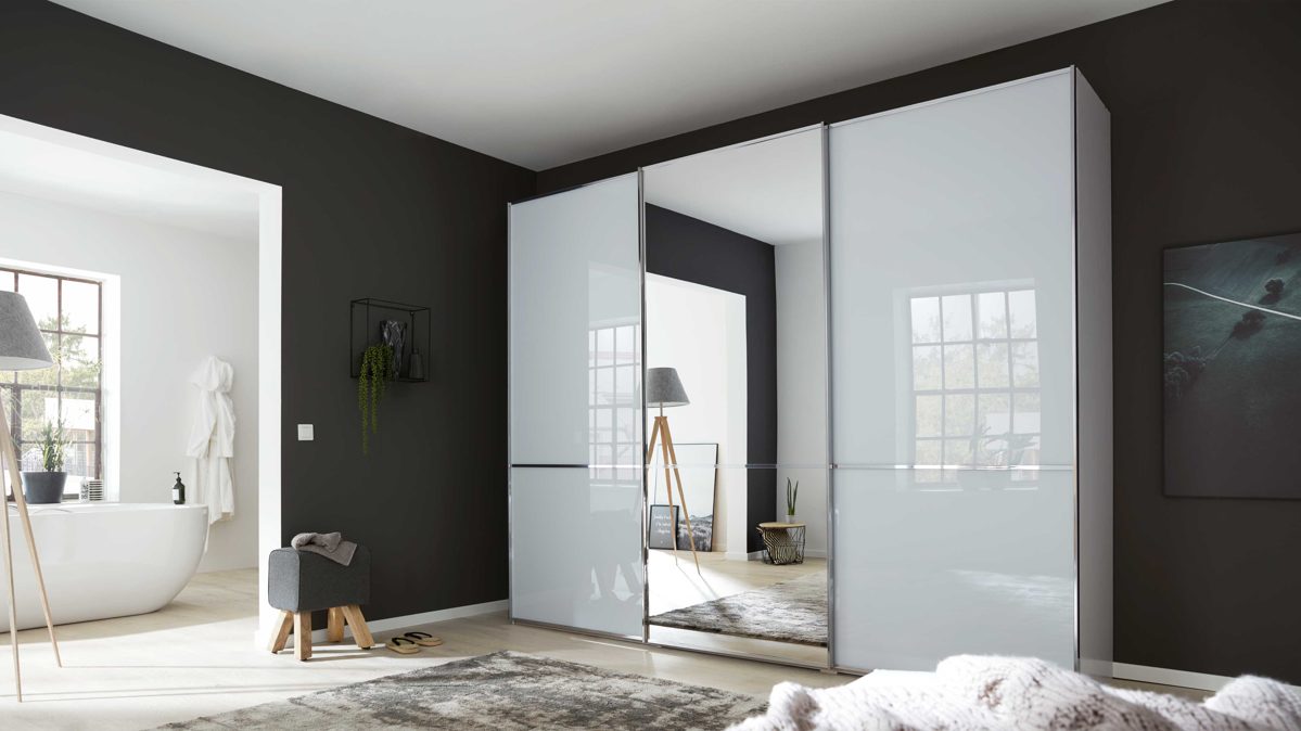 Kleiderschrank Interliving aus Holz in Weiß Interliving Kleiderschrank Serie 1205 – Schwebetürenschrank Weiß & Spiegel – drei Türen, Breite ca. 300 cm