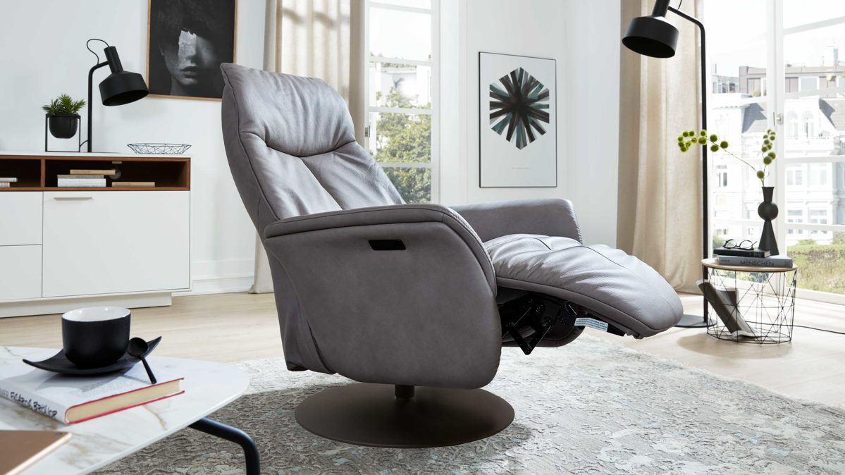 Relaxsessel Interliving aus Leder in Grau Interliving Sessel Serie 4550 - Sessel zwei Motoren & Aufstehhilfe - titanfarbenes LongLife-Leder & anthrazitfarbener Tellerfuß