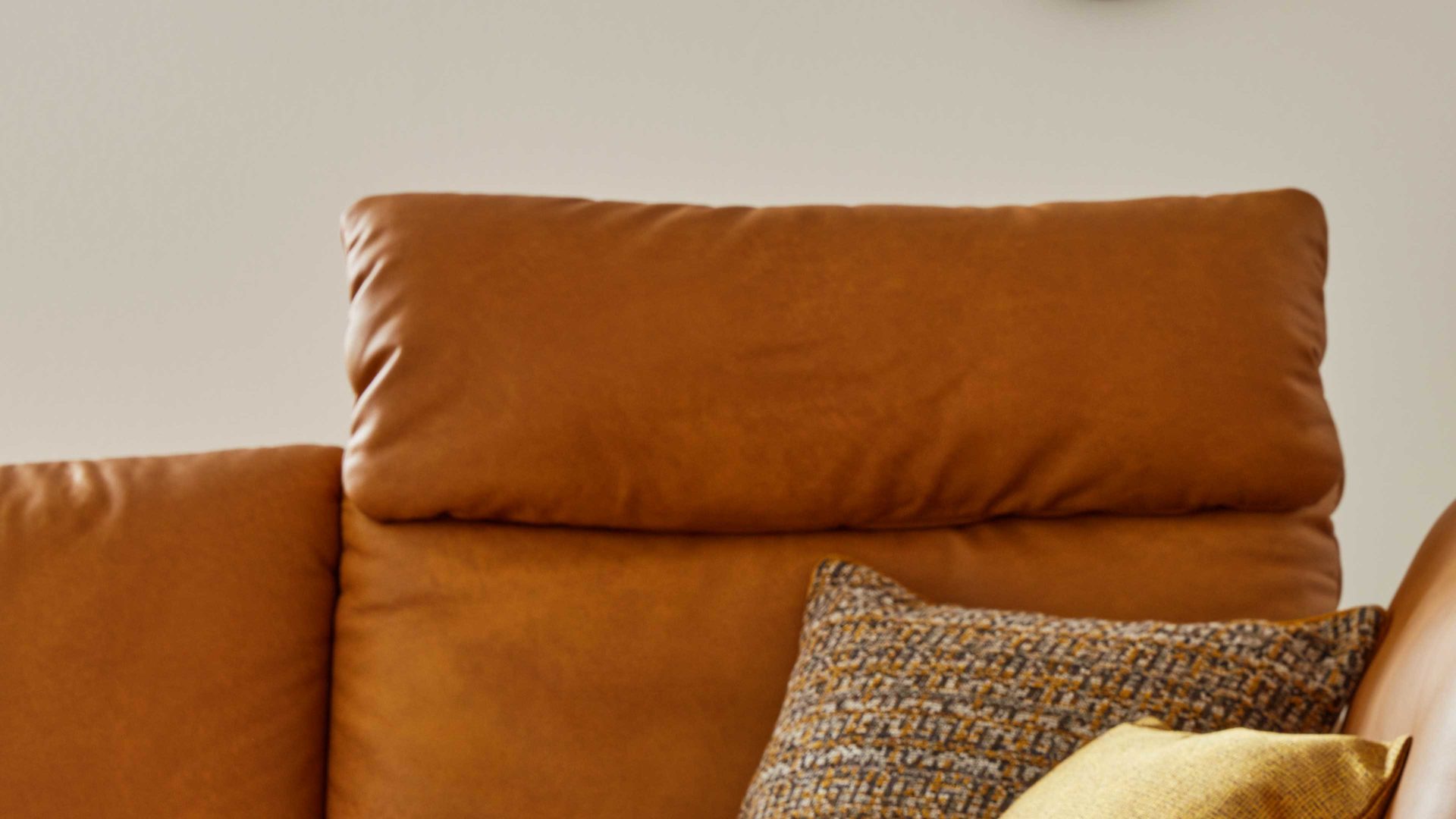 Kopfstütze Interliving aus Stoff in Orange Interliving Sofa Serie 4220 – Kopfstütze 95Y kurkumafarbenes Leder - Breite ca. 60 cm