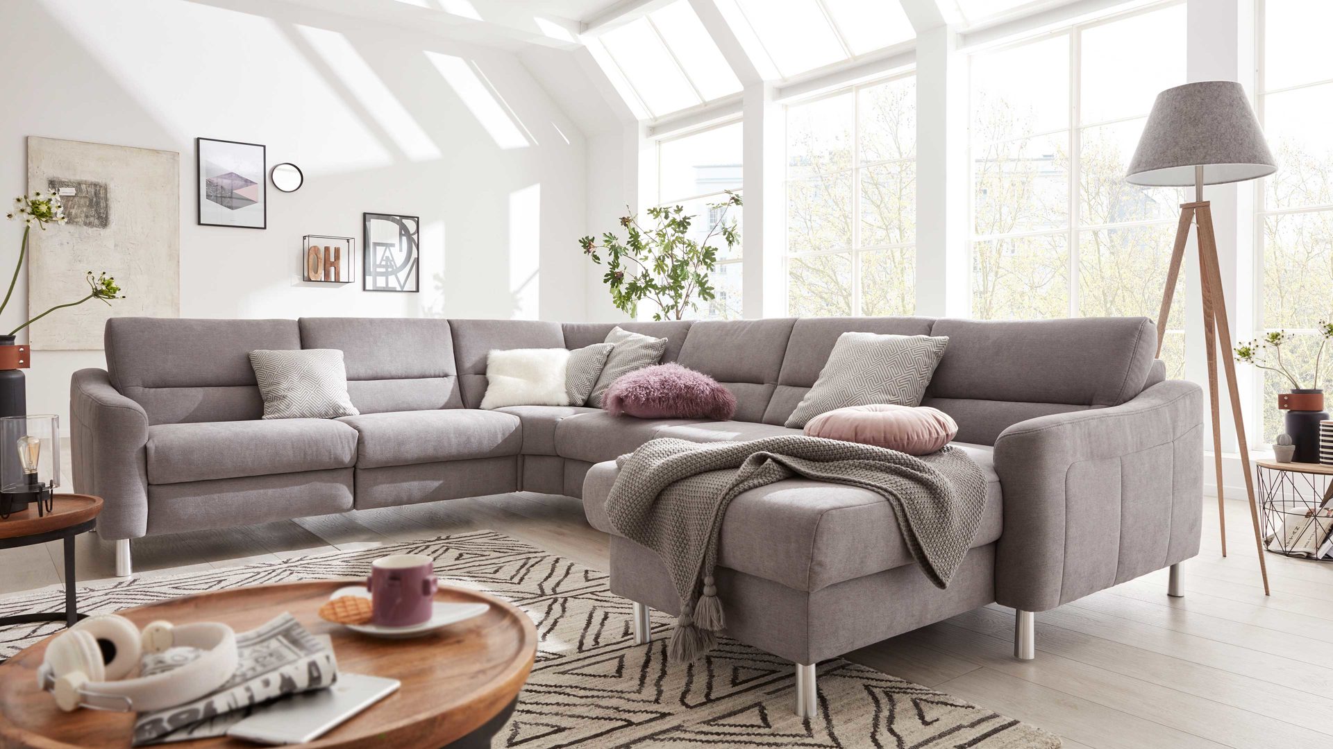 Ecksofa Interliving aus Stoff in Grau Interliving Sofa Serie 4305 – Wohnlandschaft mit Federkern silberfarbene Chenille Miro – Stellfläche ca. 258 x 326 cm