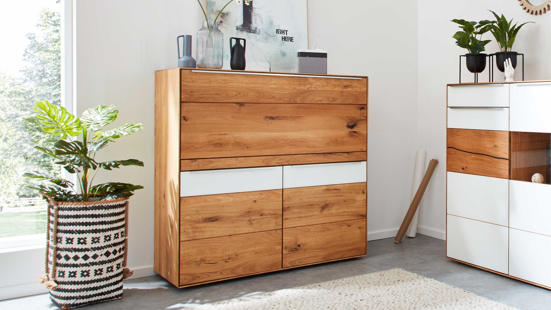 Schreibtisch Interliving aus Holz in Weiß Interliving Wohnzimmer Serie 2020 - Highboard Optiwhite, Asteiche & Riss-Eiche – Schreibplatte, zwei Türen