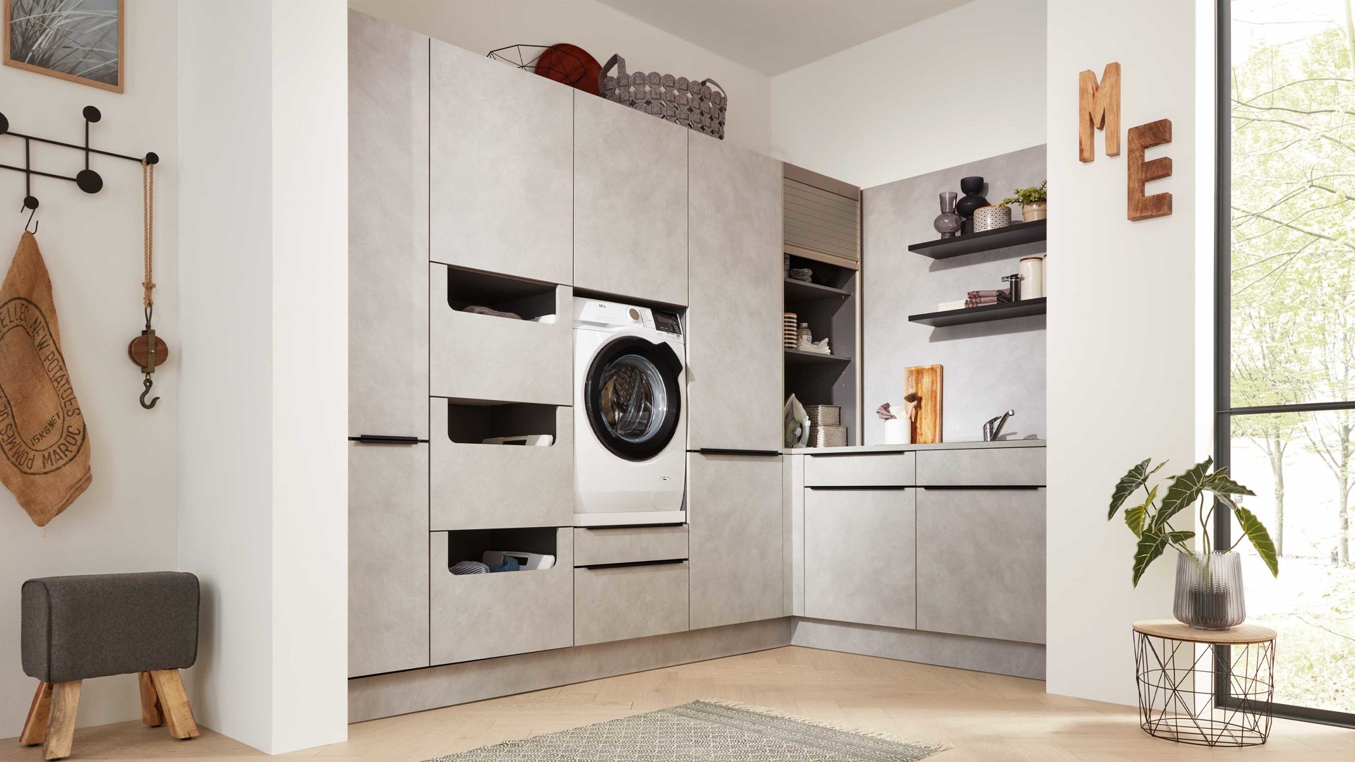 Einbauküche Interliving aus Holz in Grau Interliving Küche Serie 3041 - Hauswirtschaftsraumlösung Zement saphirgrau – Stellfläche ca. 280 x 195 cm