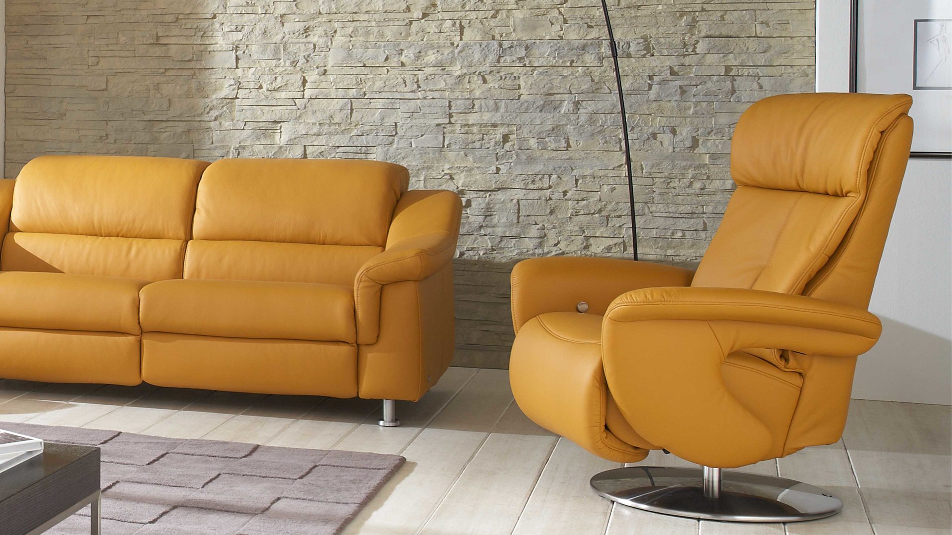 Relaxsessel comfortmaster besser sitzen, liegen, leben aus Leder in Orange Comfortmaster 7333 Easy-Swing-Sessel 36N als Sitzmöbel safranfarbenes LongLife-Leder Rustika & Metall-Tellerfuß