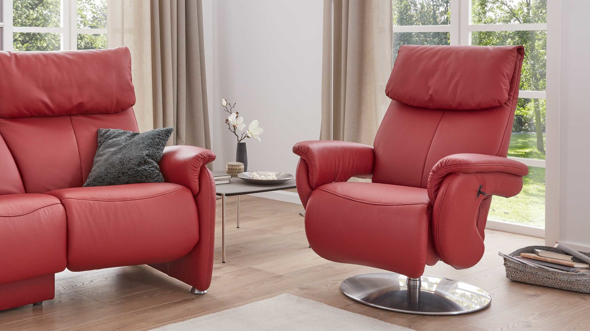 Relaxsessel comfortmaster besser sitzen, liegen, leben aus Leder in Rot Comfortmaster 7304 - Easy-Swing-Sessel 31N merlotfarbenes LongLife-Leder LG 18 & edelstahlfarbener Tellerfuß