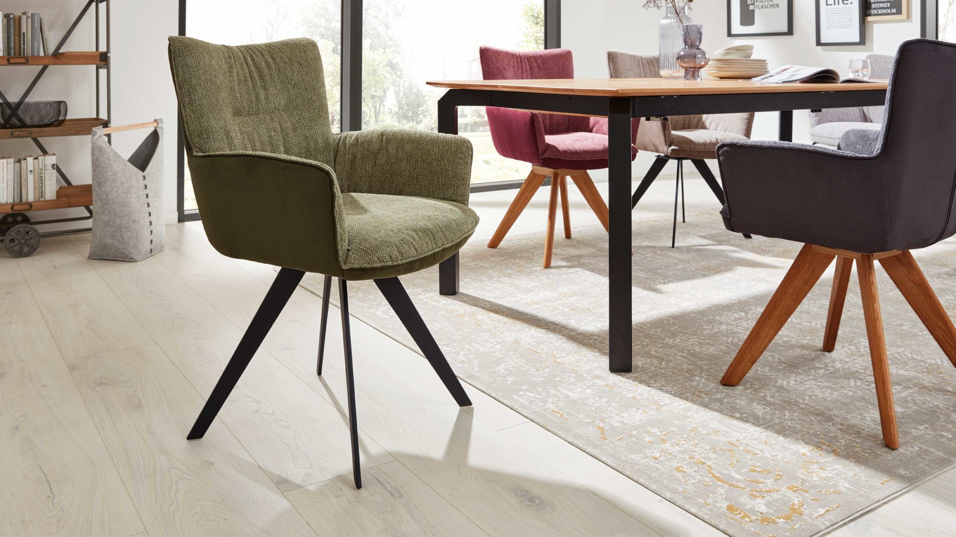 Polsterstuhl Interliving aus Stoff in Grün Interliving Esszimmer Serie 5111 – Schalensessel grüne Bezugkombi 955 & schwarzes Eisen