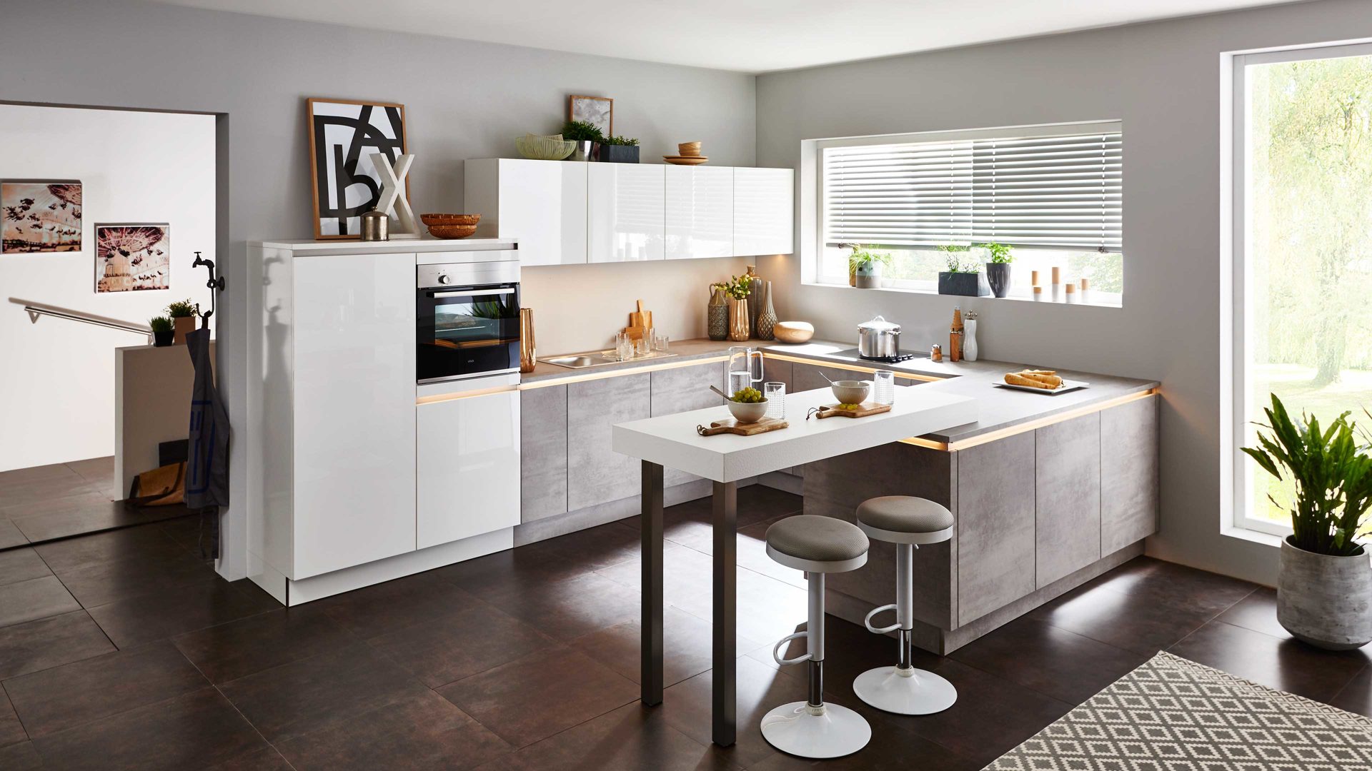 Einbauküche Nolte® küchen aus Holz in Weiß nolte® Einbauküche Lux mit privileg-Einbaugeräten Weiß & Beton - Stellfläche ca. 360 x 297 cm