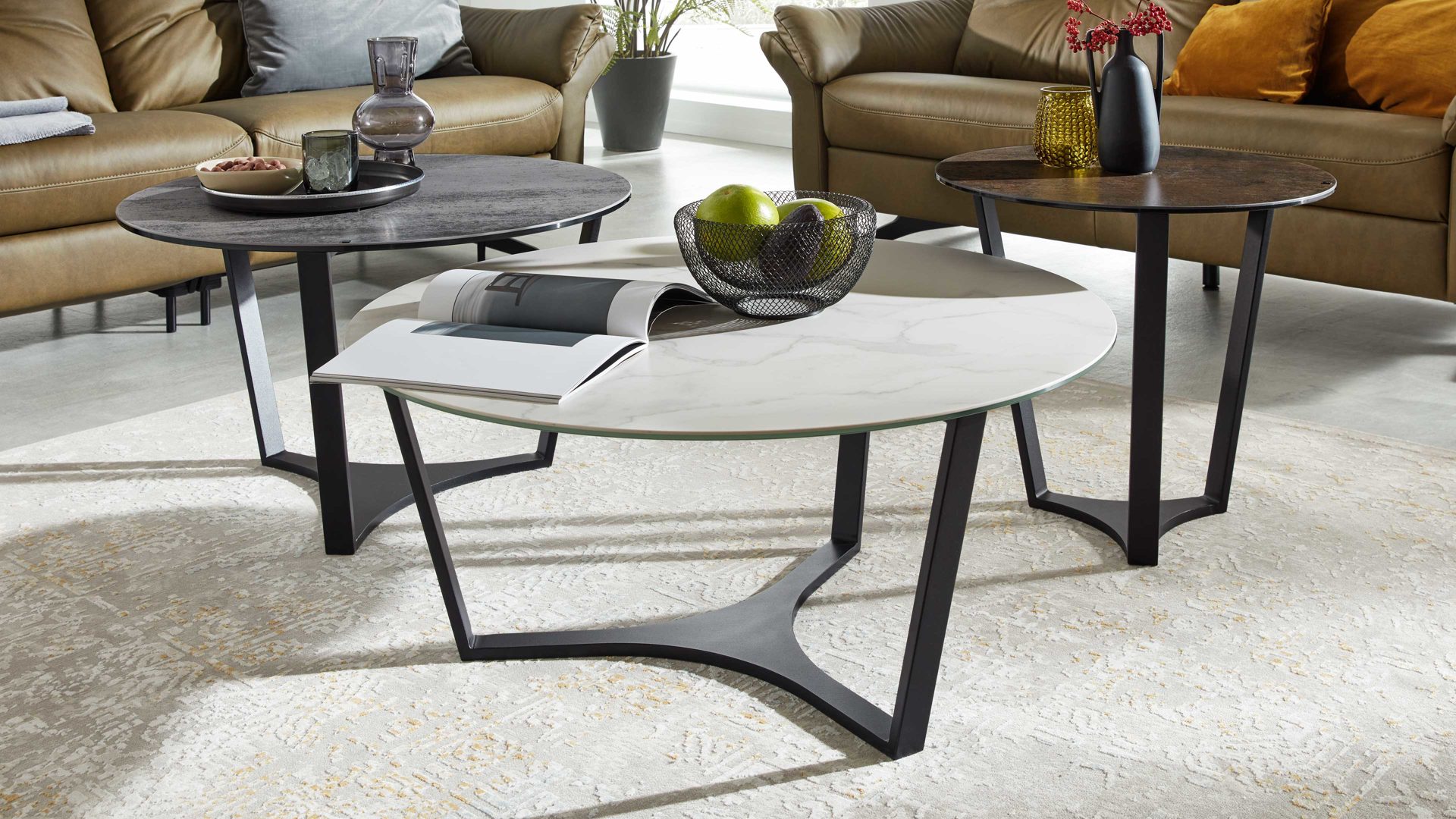 Couchtisch Interliving aus Keramik in Weiß Interliving Couchtisch Serie 6208 - Couchtisch CT175MA Weiß marmorfarbene Keramik & schwarzer Stahl - Durchmesser ca. 90 cm