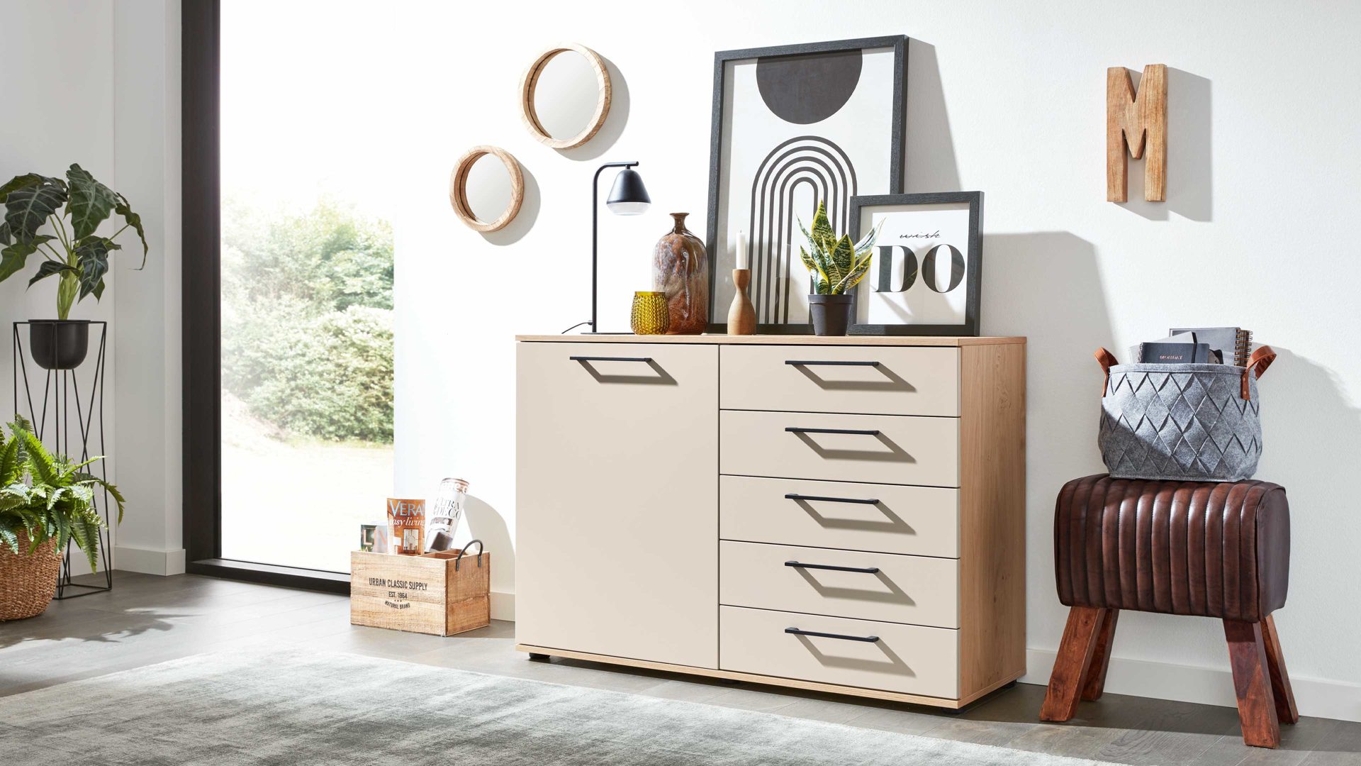 Kombikommode Interliving aus Holz in Beige Interliving Schlafzimmer Serie 1024 – Kombikommode links eine Tür, rechts fünf Schubladen - Sand & Balkeneiche, Breite ca. 120 cm