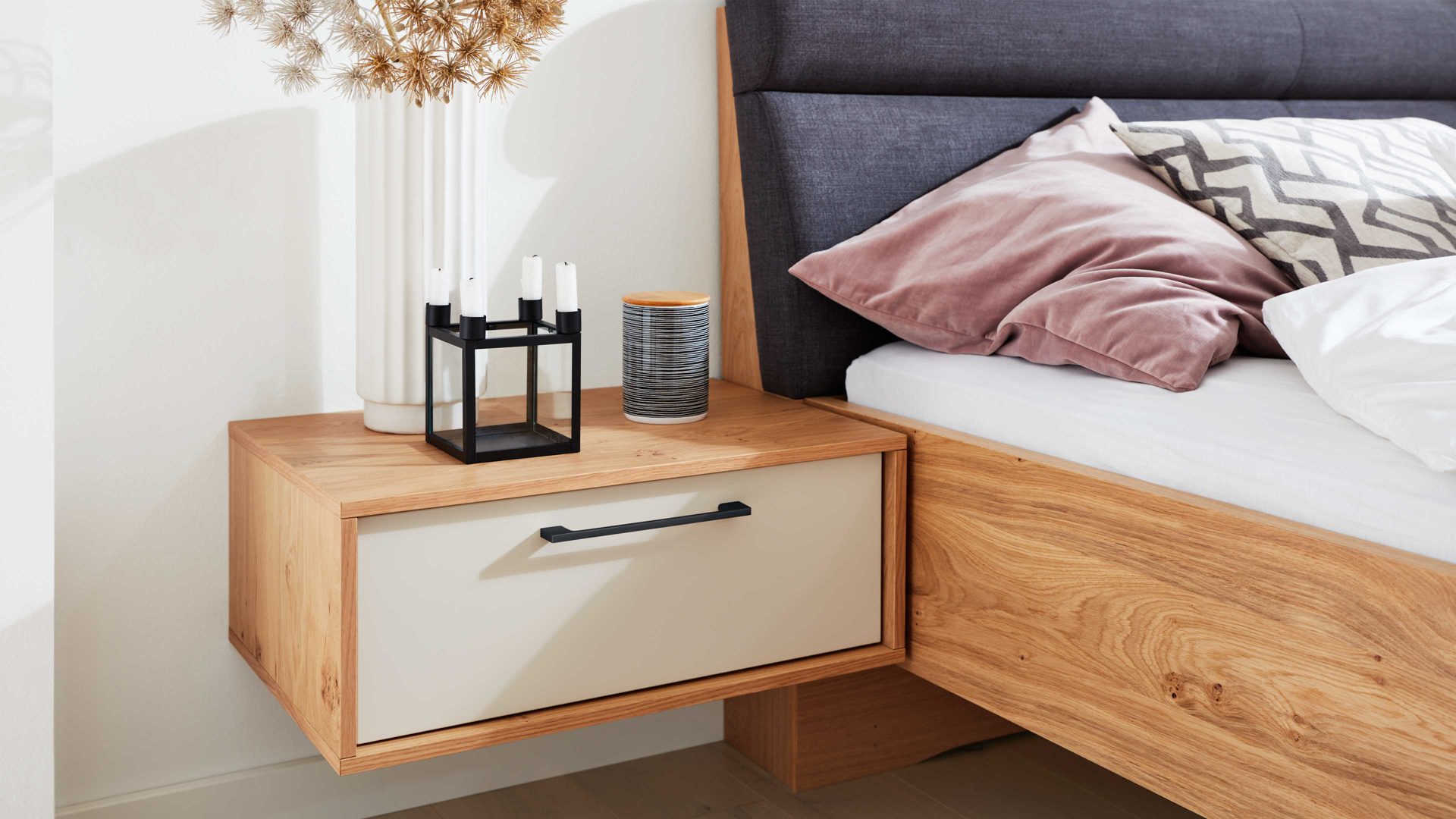 Nachtkommode Interliving aus Holz in Weiß Interliving Schlafzimmer Serie 1023 – Nachtkommode 21001 Breite ca. 64 cm - Weiß & Balkeneiche, eine Schublade