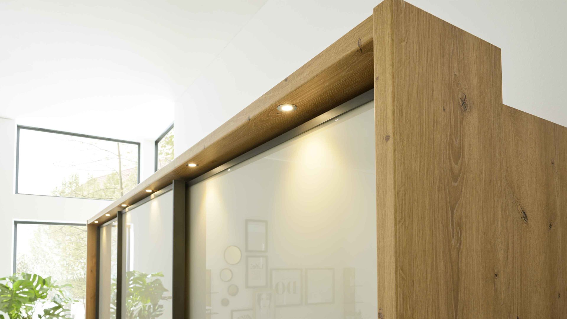 LED-Beleuchtung Interliving aus Holz in Holzfarben Interliving Schlafzimmer Serie 1027 – Passepartout für 250 cm Schrankbreite