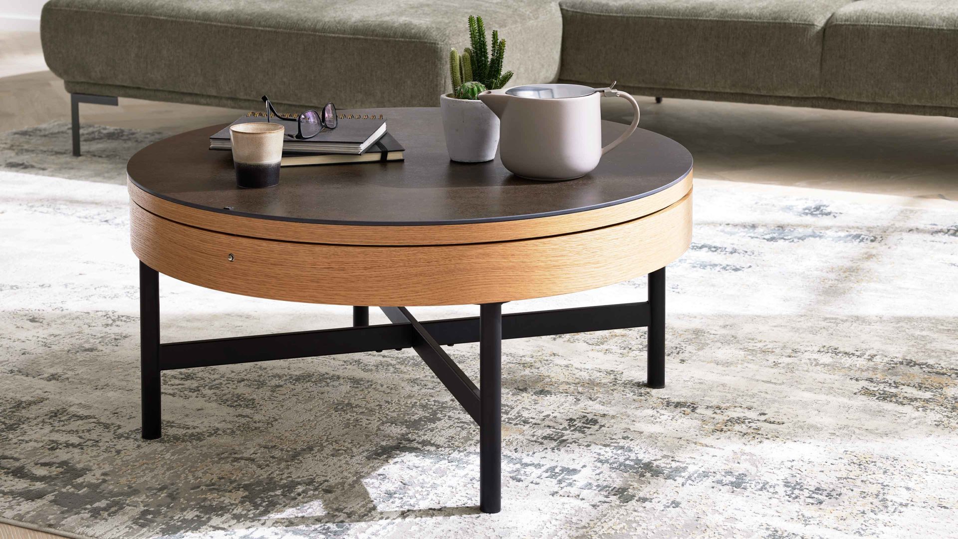 Couchtisch Interliving aus Keramik in Dunkelbraun Interliving Couchtisch Serie 6216 - Couchtisch titanfarbene Keramik, Eichefurnier & schwarzer Stahl - Durchmesser ca. 85 cm