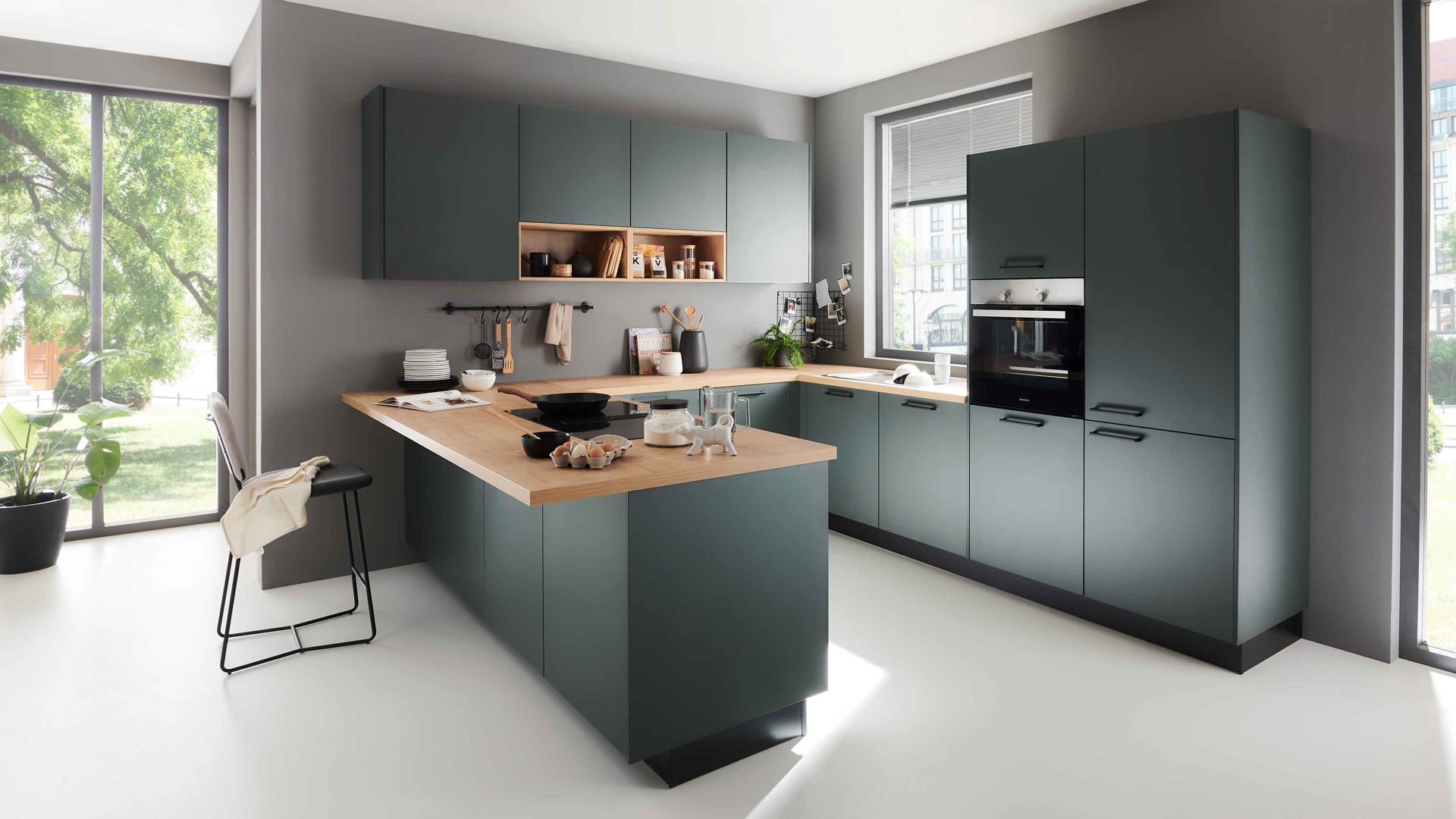 Einbauküche Nolte® küchen aus Holz in Dunkelgrün nolte® Einbauküche Manhattan mit Constructa Einbaugeräten Black Green &amp; Chalet Eiche – Stellfläche ca. 285 x 308 cm