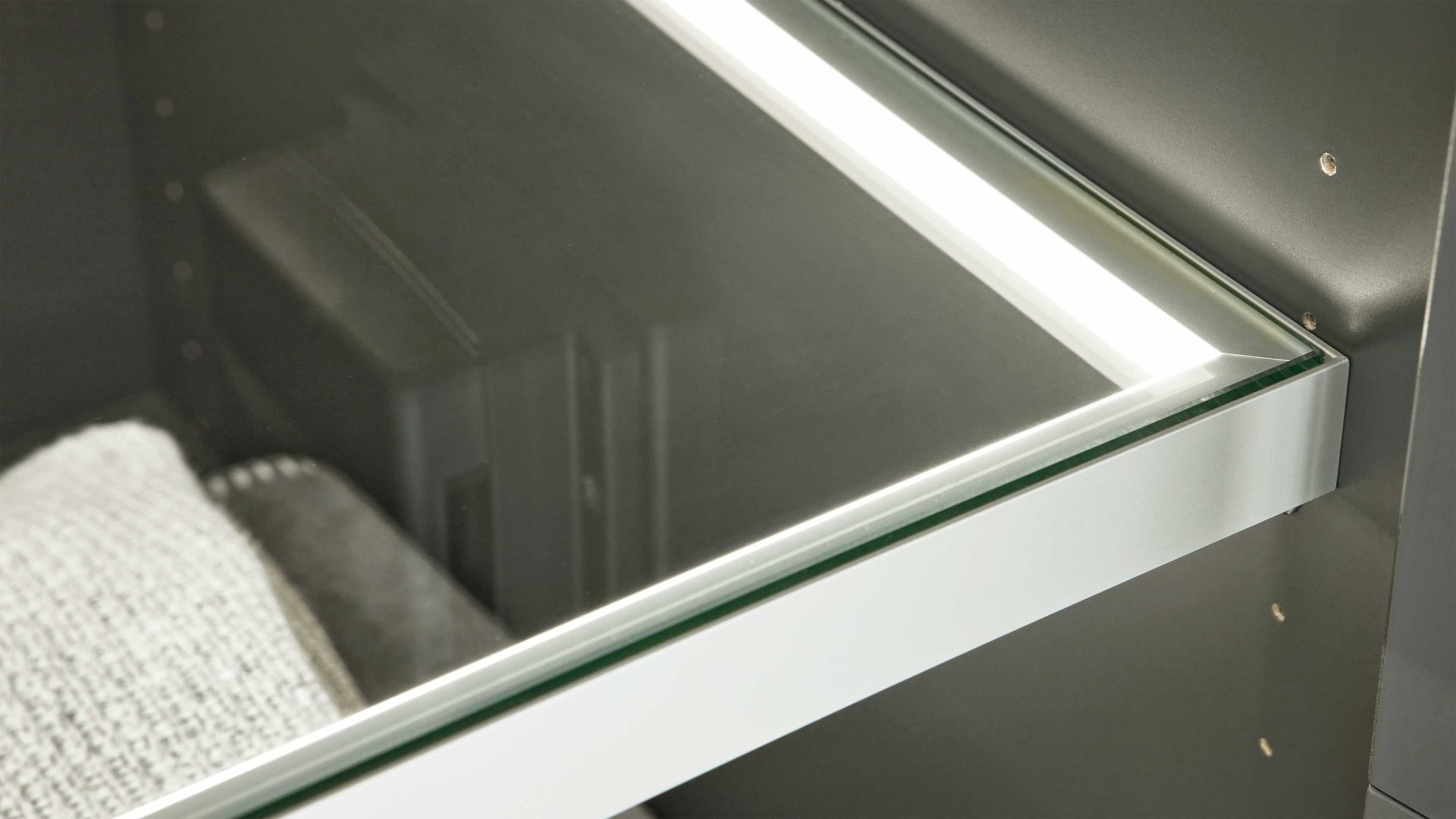 Einlegeboden Interliving aus Glas in Transparent Interliving Schlafzimmer Serie 1029 – Glasboden inklusive LED-Beleuchtung