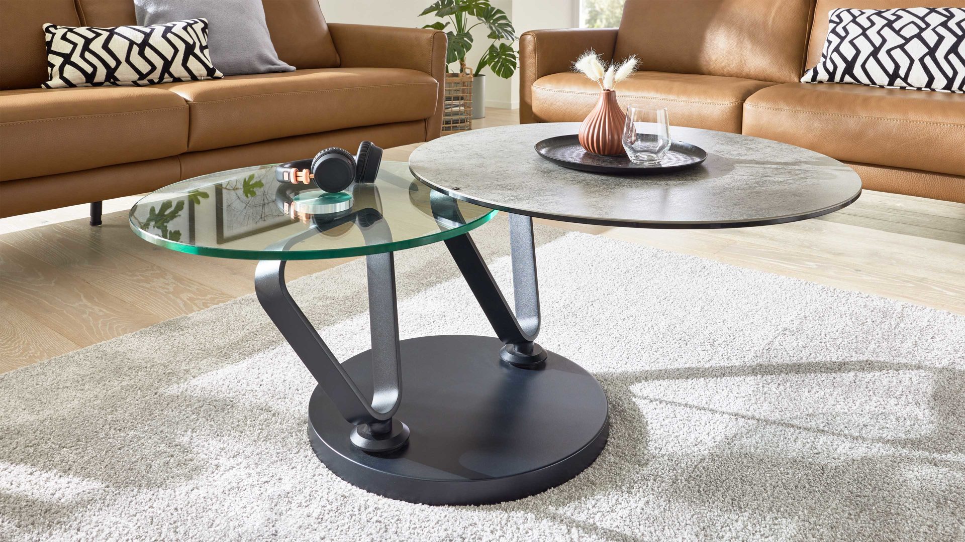 Couchtisch Interliving aus Keramik in Hellgrau Interliving Couchtisch Serie 6218 - Funktionscouchtisch silbergraue Keramik & schwarzer Stahl - Durchmesser ca. 75 cm