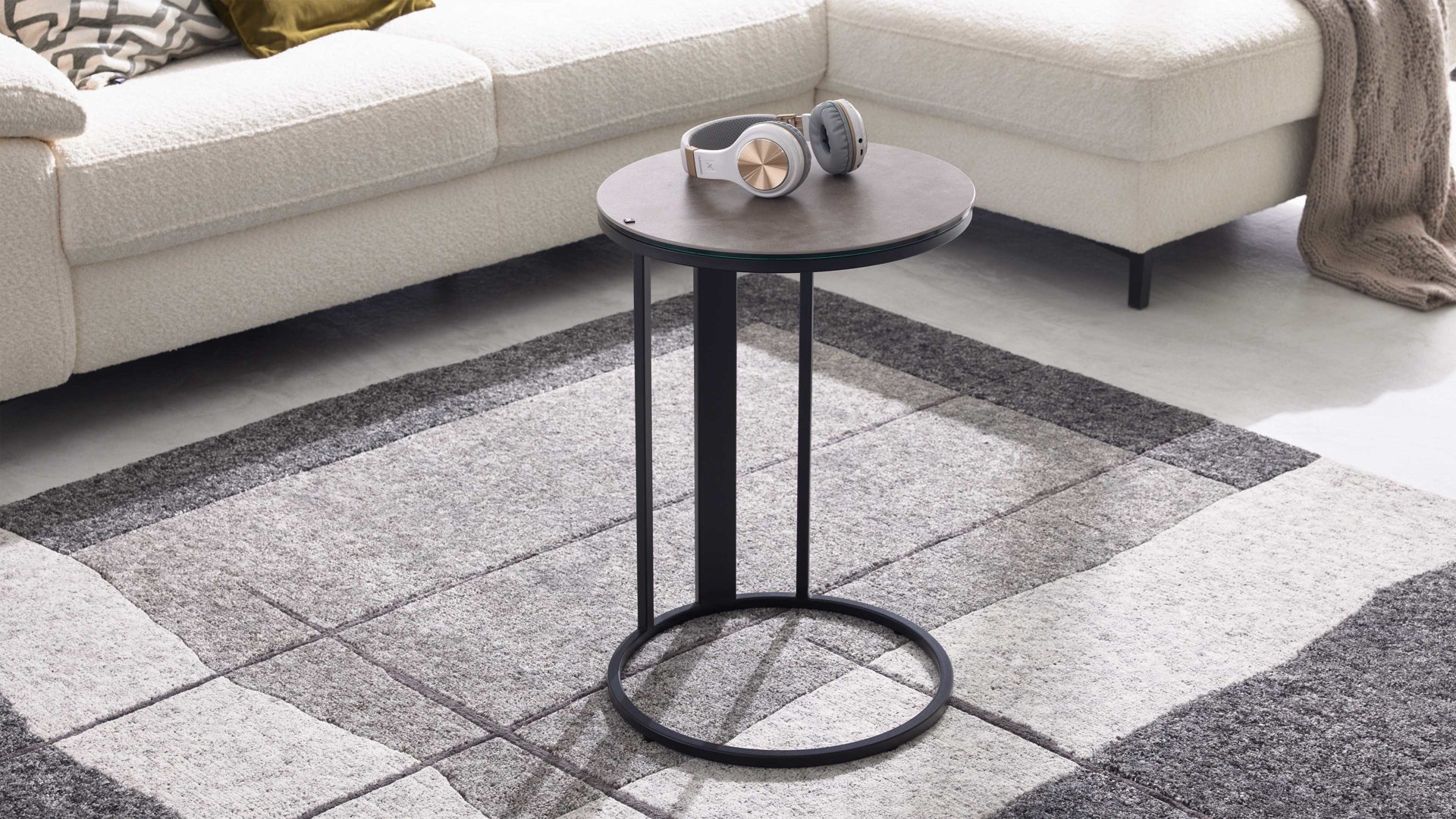 Beistelltisch Interliving aus Keramik in Grau Interliving Couchtisch Serie 6220 - Beistelltisch ET069AR zementgraue Keramik & schwarzer Stahl  - Durchmesser ca. 40 cm