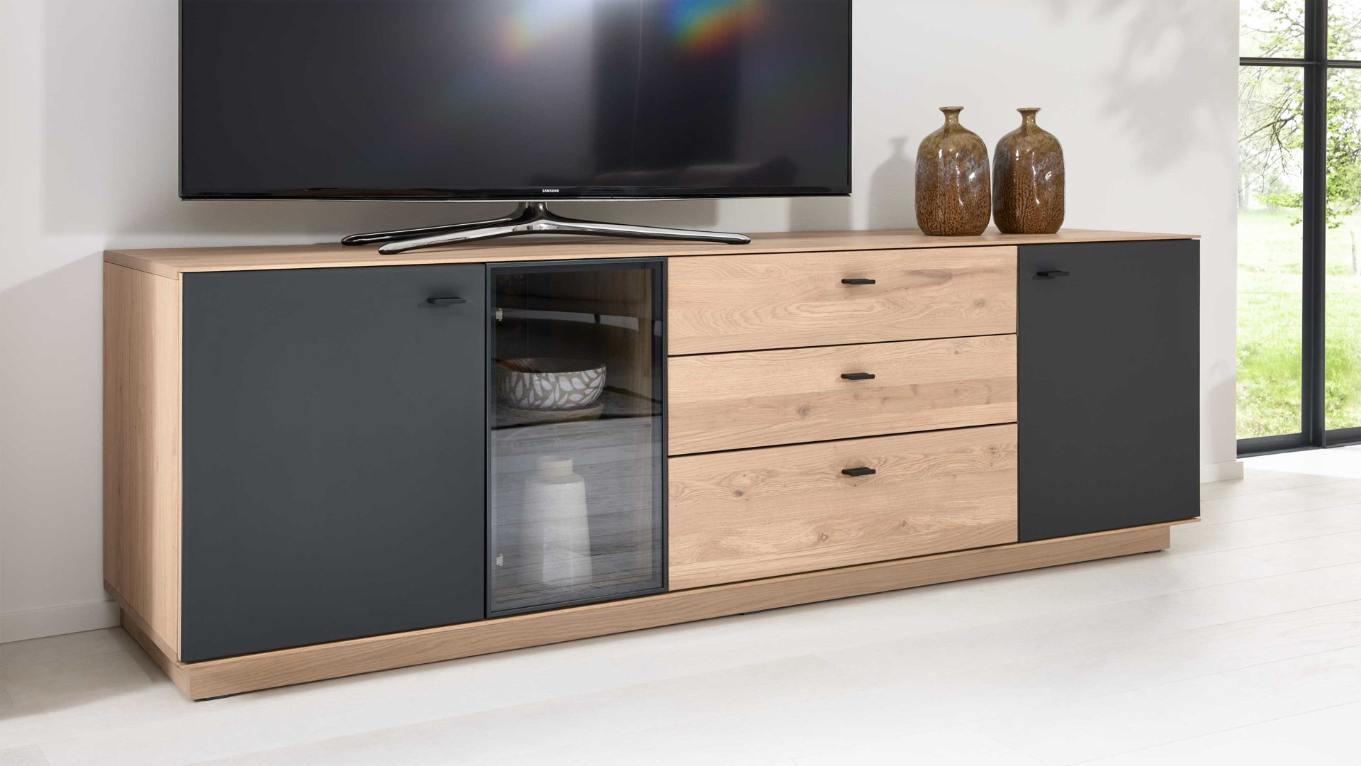 Lowboard Interliving aus Holz in Holzfarben Interliving Wohnzimmer Serie 2025 - Lowboard Wildeiche, Anthrazit & Kork - Breite ca. 195 cm