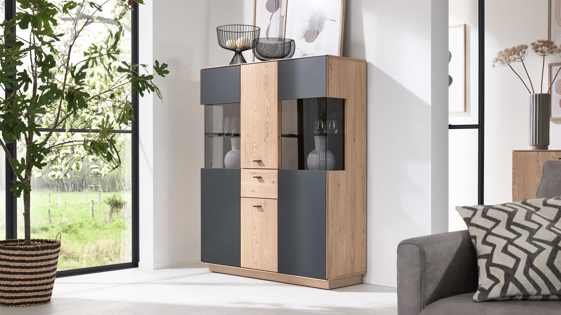 Highboard Interliving aus Holz in Holzfarben Interliving Wohnzimmer Serie 2025 - Highboard 22 Wildeiche, Anthrazit & Kork - vier Türen, eine Schublade, Breite ca. 116 cm