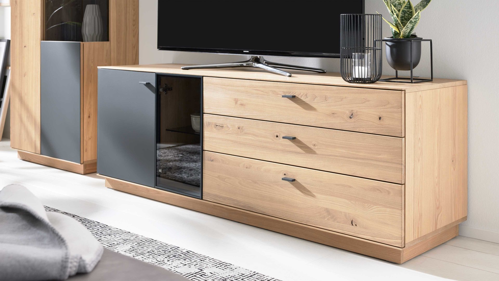 Lowboard Interliving aus Holz in Holzfarben Interliving Wohnzimmer Serie 2025 - Lowboard Wildeiche, Anthrazit & Kork - Breite ca. 175 cm