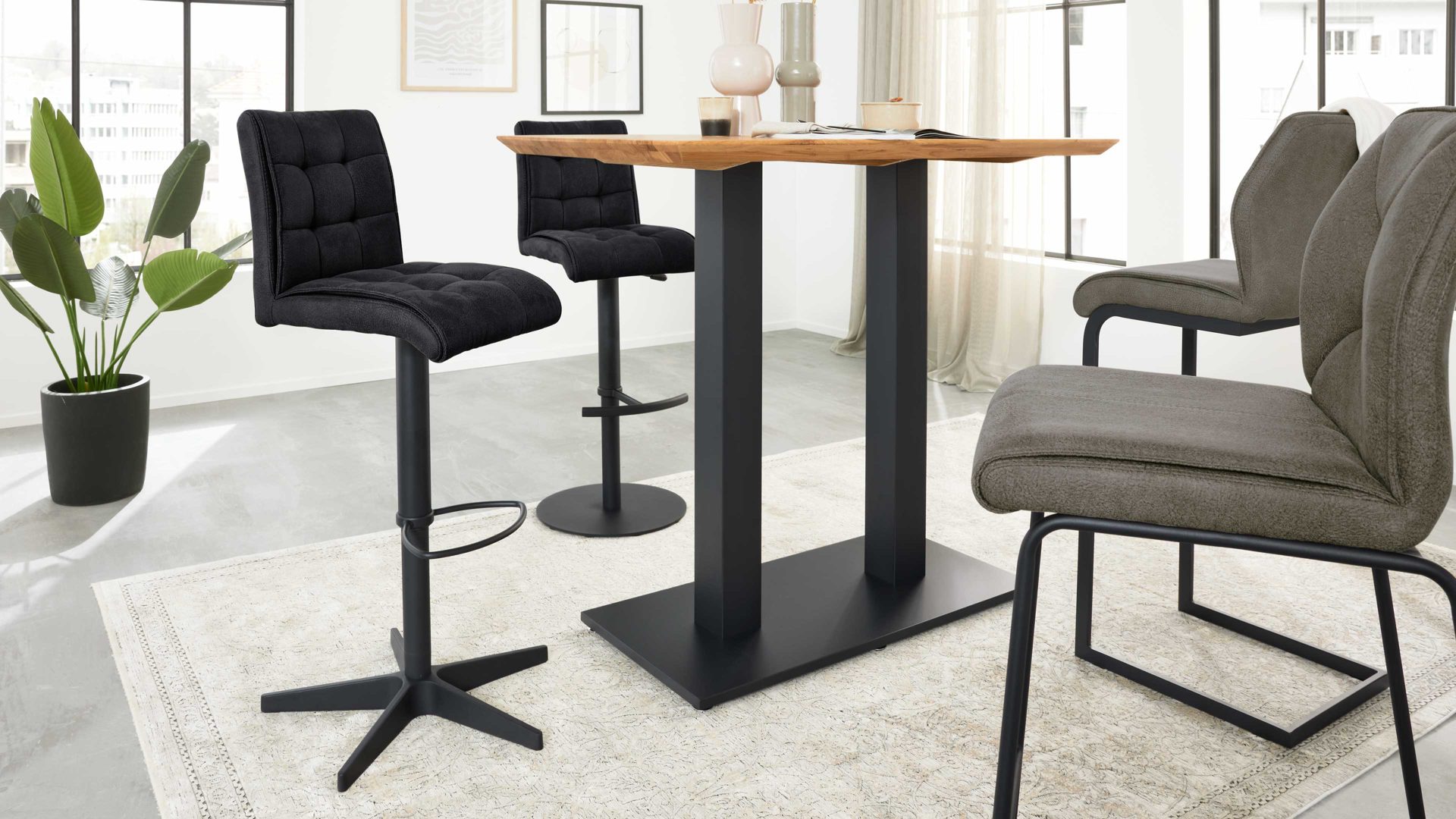 Barstuhl Interliving aus Kunstfaser in Schwarz Interliving Esszimmer Serie 5104 – Barstuhl mit Drehfunktion BL52 carbonschwarze Mikrofaser Night & mattschwarzer Sternfuß