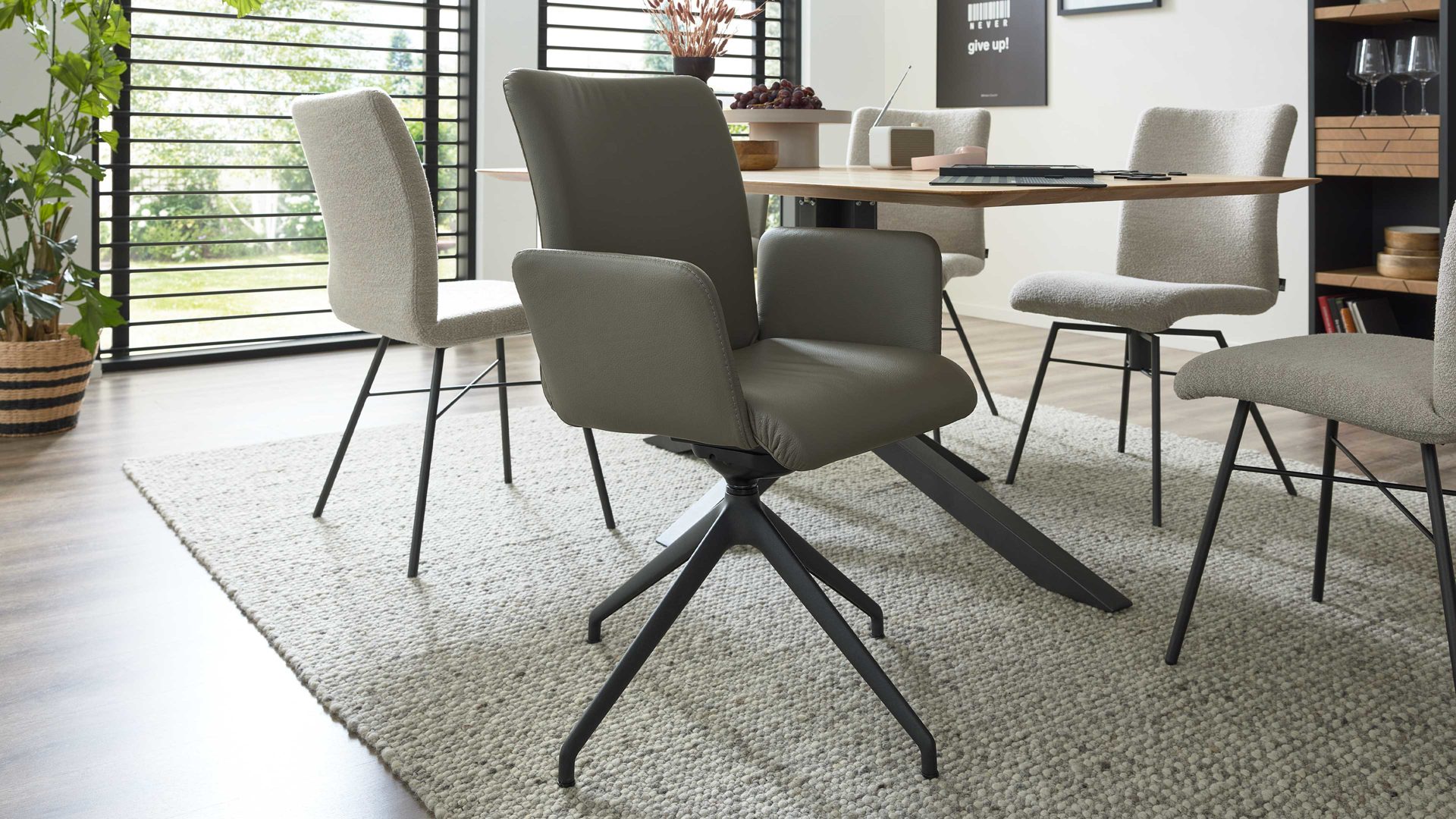 Polsterstuhl Interliving aus Leder in Grau Interliving Esszimmer Serie 5115 - Armlehn-Drehstuhl mit Lederbezug lavafarbenes Leder & anthrazitfarbenes Metall