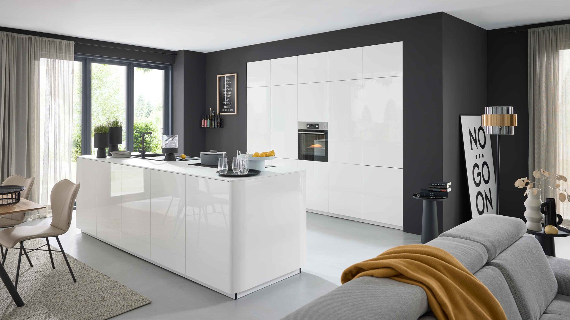 Einbauküche Interliving aus Holz in Weiß Interliving Küche Serie 3066 mit AEG-Einbaugeräten Hochglanz Weiß – zweizeilig