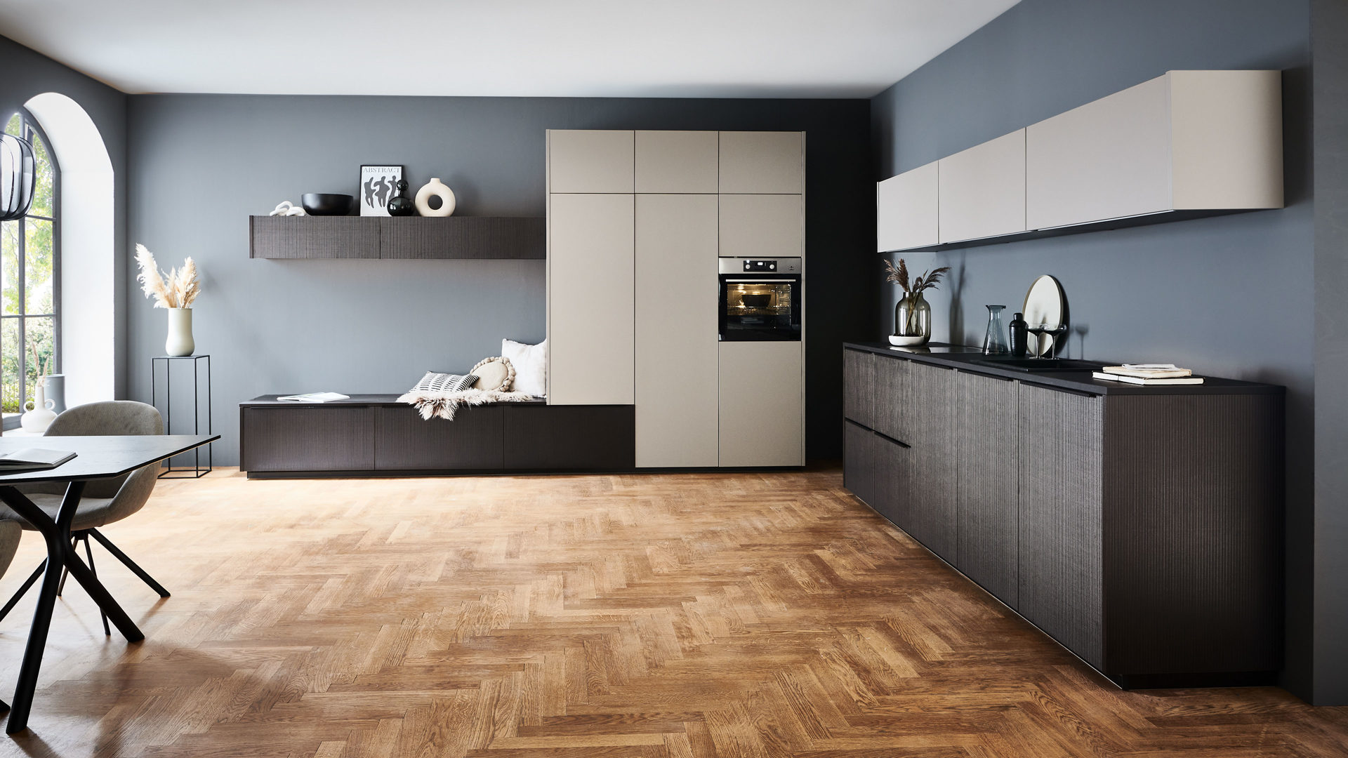 Einbauküche Nolte® küchen aus Holz in Dunkelbraun nolte® Einbauküche Artline mit AEG-Einbaugeräten Stripe Wood Coffee & Lava - zweizeilig