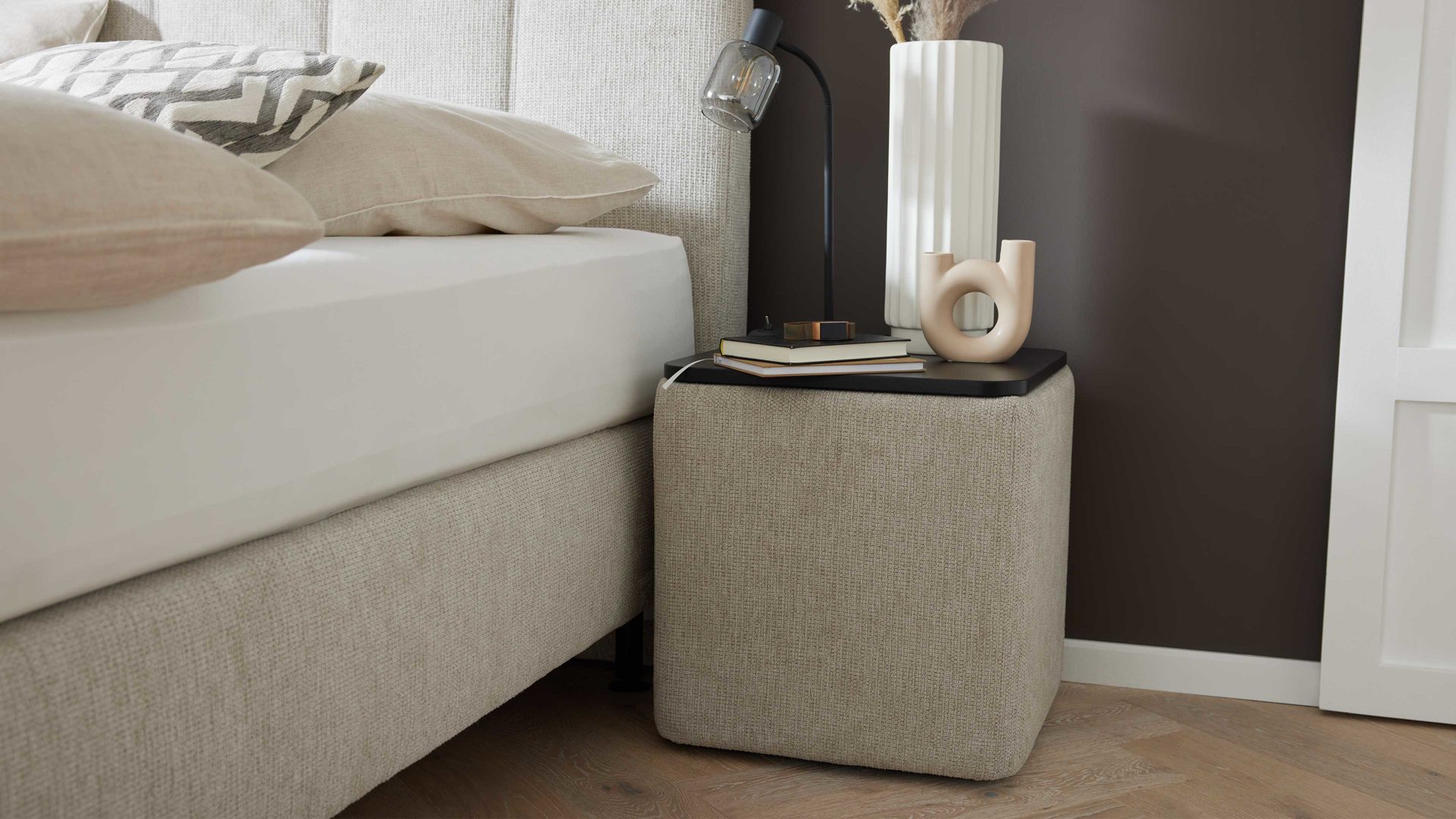 Nachttisch Interliving aus Stoff in Beige Interliving Boxspringbett Serie 1418 - Nachtkonsole 85138 naturfarbener Webstoff Famosa