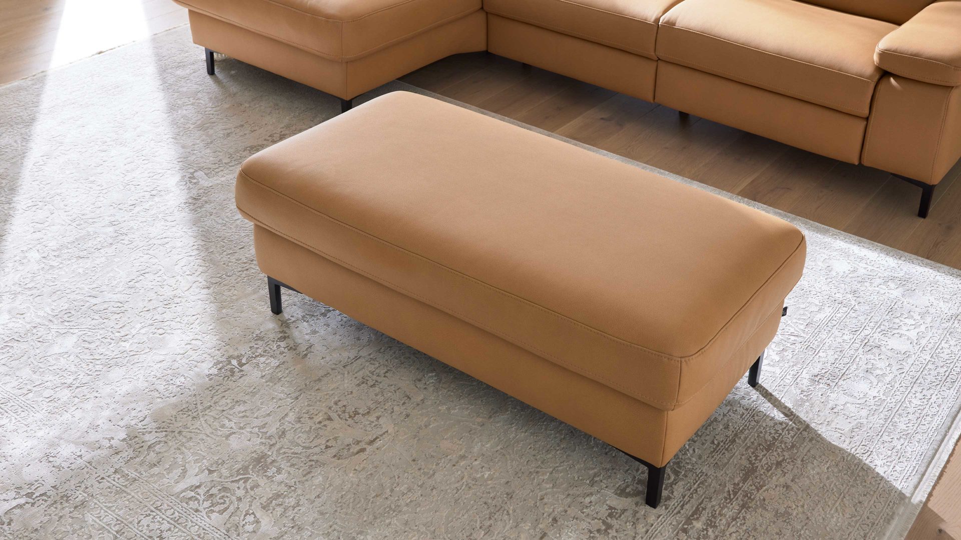 Polsterhocker Interliving aus Stoff in Orange Interliving Sofa Serie 4064 - XXL-Polsterhocker kurkumafarbene Mikrofaser Galero Punto & Fuß W003-01 - ca. 130 x 65 cm