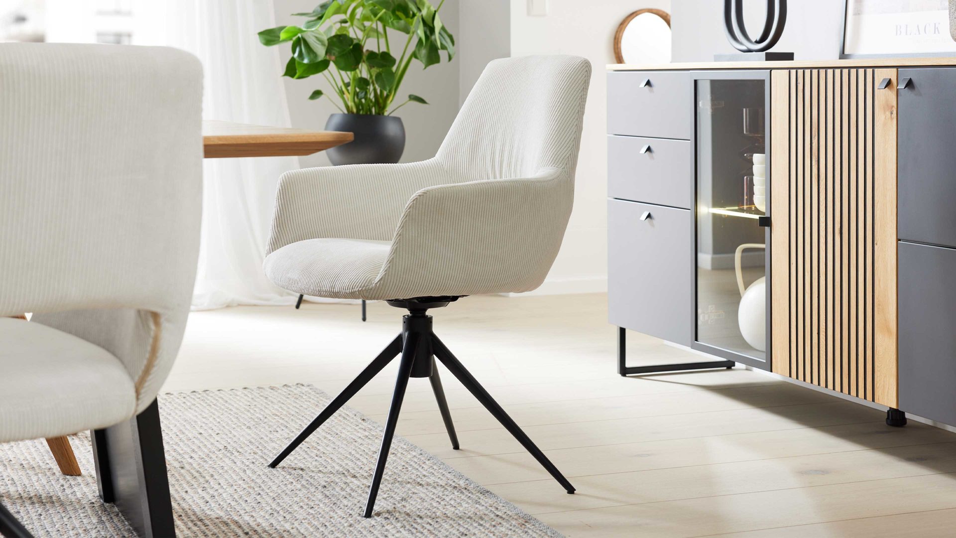 Vierfußstuhl Interliving aus Stoff in Weiß Interliving Esszimmer Serie 5605 – Armlehnstuhl 2282-04 mit Dreh- und Rückholfunktion cremeweißer Cord Rebel & schwarzes Eisen