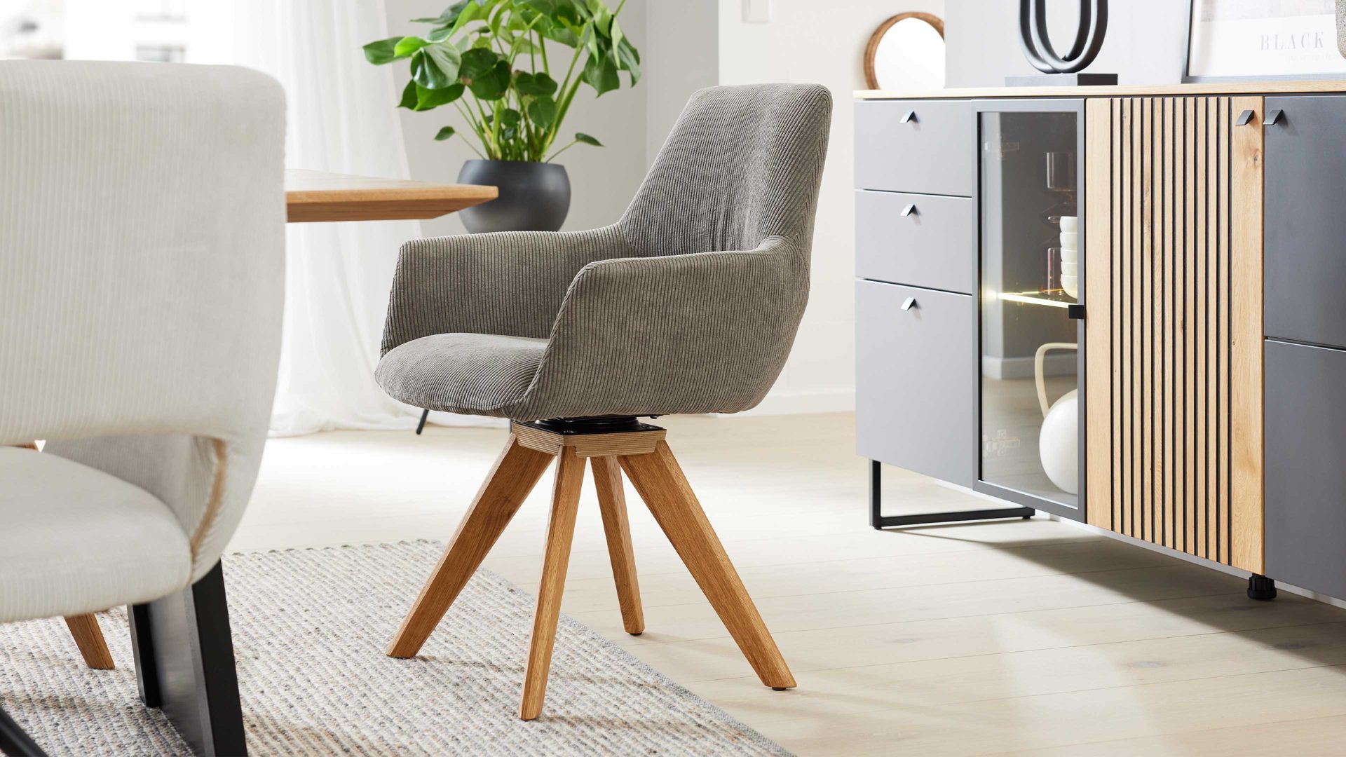 Vierfußstuhl Interliving aus Stoff in Hellgrau Interliving Esszimmer Serie 5605 – Armlehnstuhl 2282-47 mit Dreh- und Rückholfunktion muschelfarbener Cord Rebel & Eiche