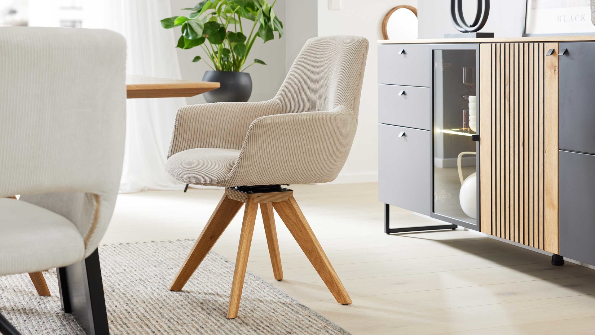 Vierfußstuhl Interliving aus Stoff in Beige Interliving Esszimmer Serie 5605 – Armlehnstuhl 2282-47 mit Dreh- und Rückholfunktion ecrufarbener Cord Rebel & Eiche