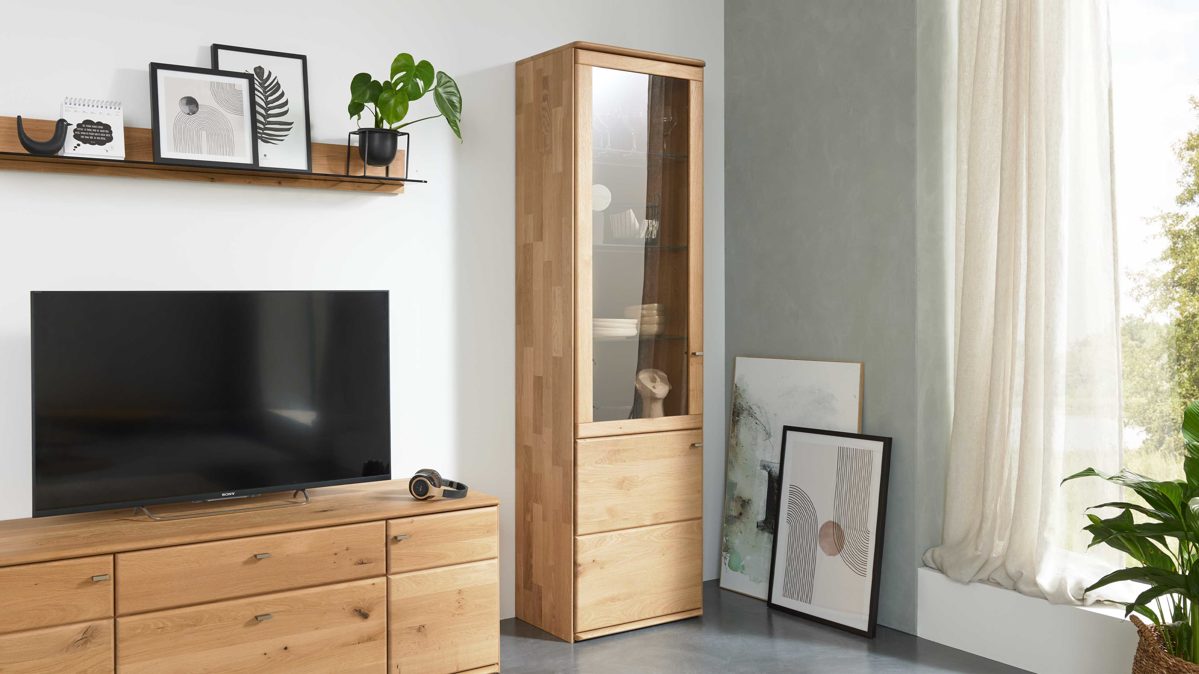 Vitrine Interliving aus Holz in Holzfarben Interliving Wohnzimmer Serie 2028 - Vitrine Wildeiche - zwei Türen, Breite ca. 62 cm