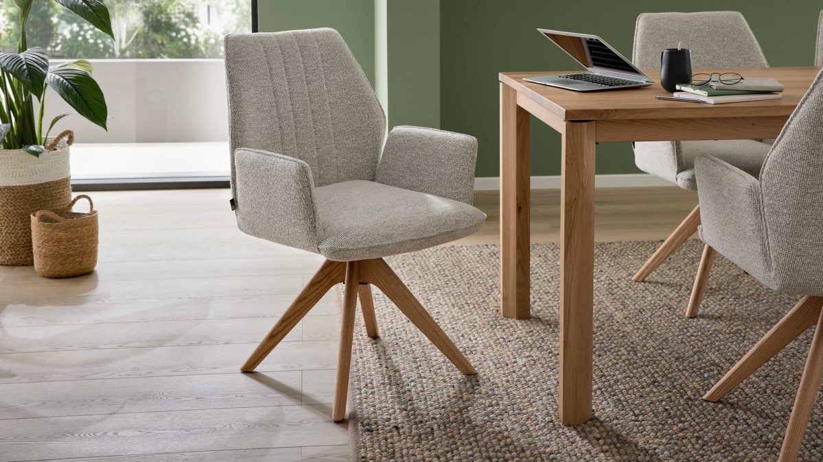 Polsterstuhl Interliving aus Stoff in Weiß Interliving Esszimmer Serie 5102 – Armlehnstuhl mit Drehfunktion Eiche bianco & leinenfarbener Jacquard Lodge L07