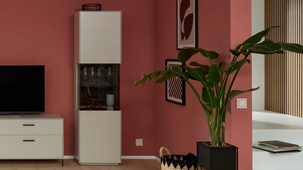 Vitrine Interliving aus Holz in Weiß Interliving Wohnzimmer Serie 2030 PLUS - Vitrine Sahara Creme & Granitfurnier - eine Tür, Breite ca. 45 cm