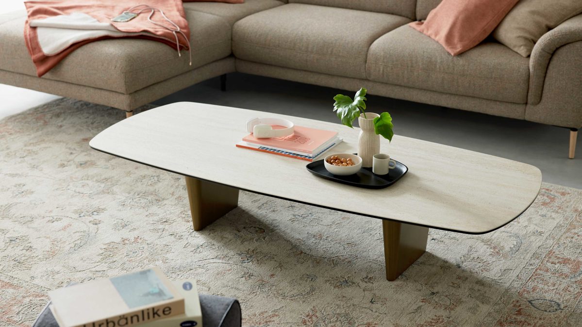 Couchtisch Interliving aus Keramik in Weiß Interliving Couchtisch Serie 6227 travertinfarbene Keramik & bronzefarbener Stahl - ca. 140 x 70 cm