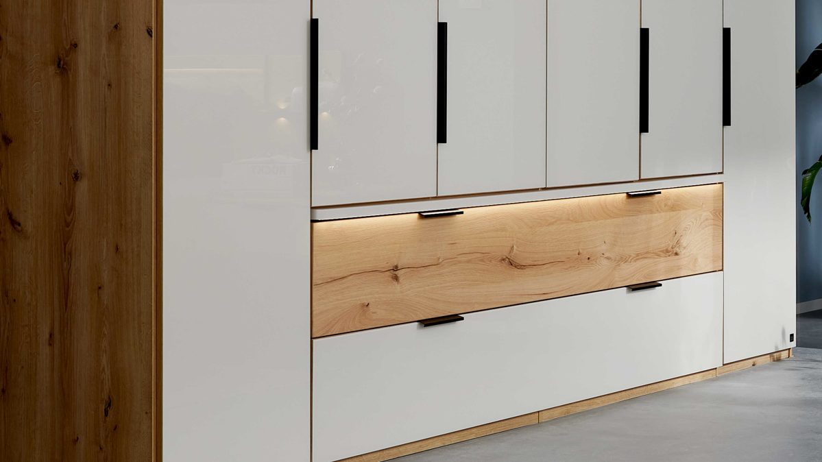 Möbelbeleuchtung Interliving aus Holz in Hellgrau Interliving Schlafzimmer Serie 1034 – Beleuchtungsblende für Schubladen