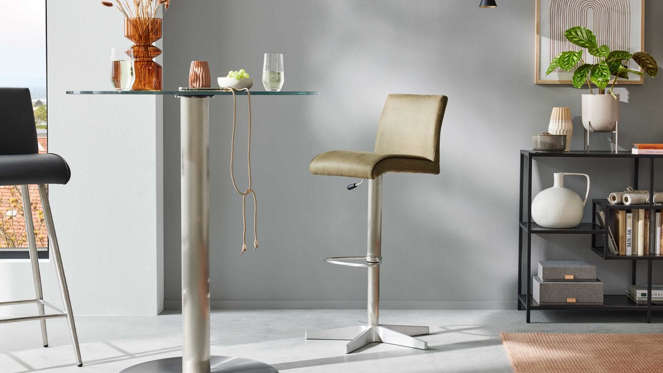 Barstuhl Interliving aus Kunstfaser in Grün Interliving Esszimmer Serie 5122 – Barhocker ST52 mit Liftfunktion farngrüne Mikrofaser & gebürsteter Edelstahl