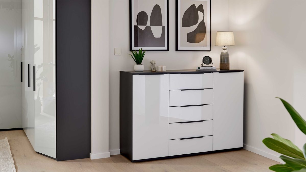 Kombikommode Interliving aus Holz in Hellgrau Interliving Schlafzimmer Serie 1210 – Kommode 670063 Seidengrau & Basalt - zwei Türen, fünf Schubladen, Breite ca. 151 cm