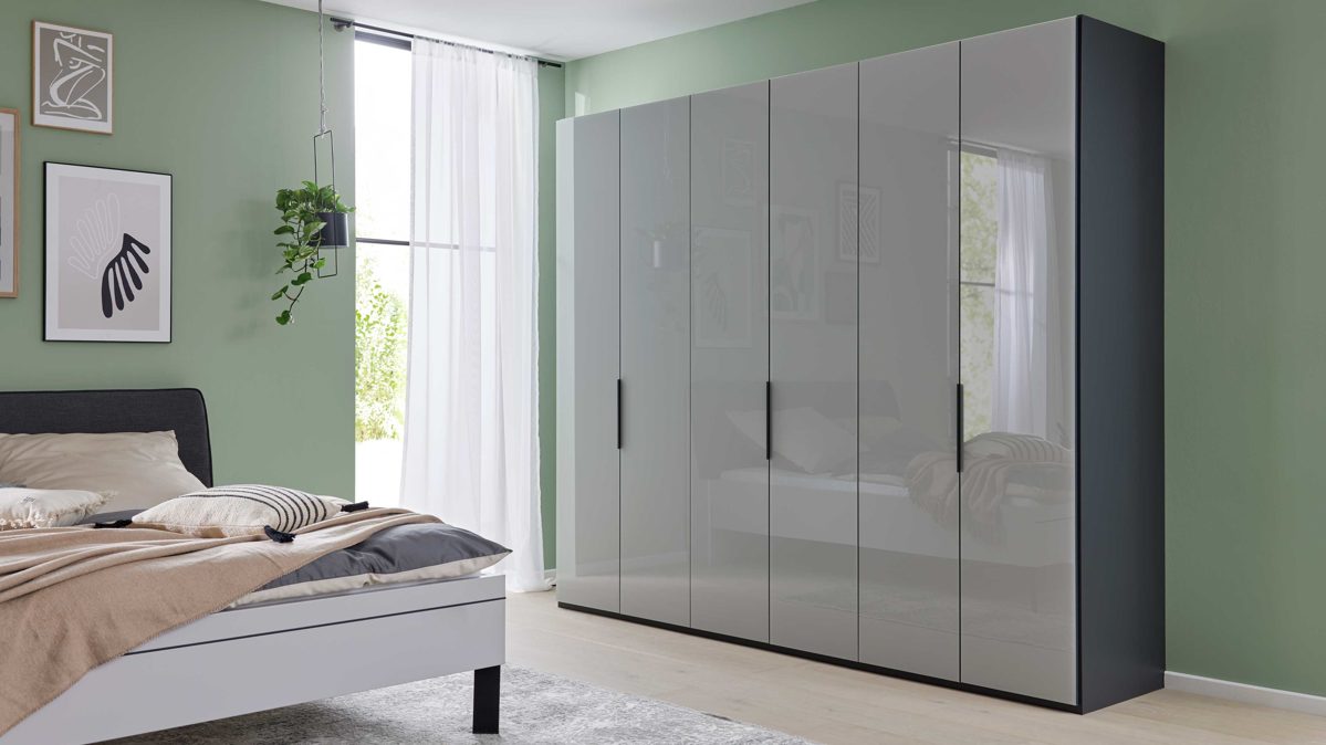 Kleiderschrank Interliving aus Holz in Hellgrau Interliving Schlafzimmer Serie 1210 – Kleiderschrank 98300 Seidengrau & Basalt - sechs Türen, Breite ca. 299 cm