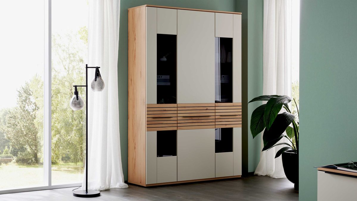 Vitrine Interliving aus Holz in Beige Interliving Wohnzimmer Serie 2032 - Vitrine A15040 Sandbeige & Balkenbuche - dreiteilig, Länge ca. 150 cm