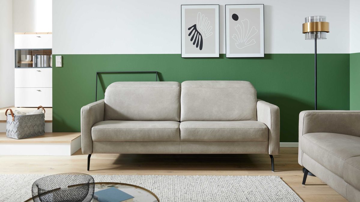 Dreisitzer Interliving aus Leder in Grau Interliving Sofa Serie 4065 – Dreisitzer 3KV kieselfarbenes Leder Cloudy gravel & schwarze Metallfüße – Länge ca. 238 cm