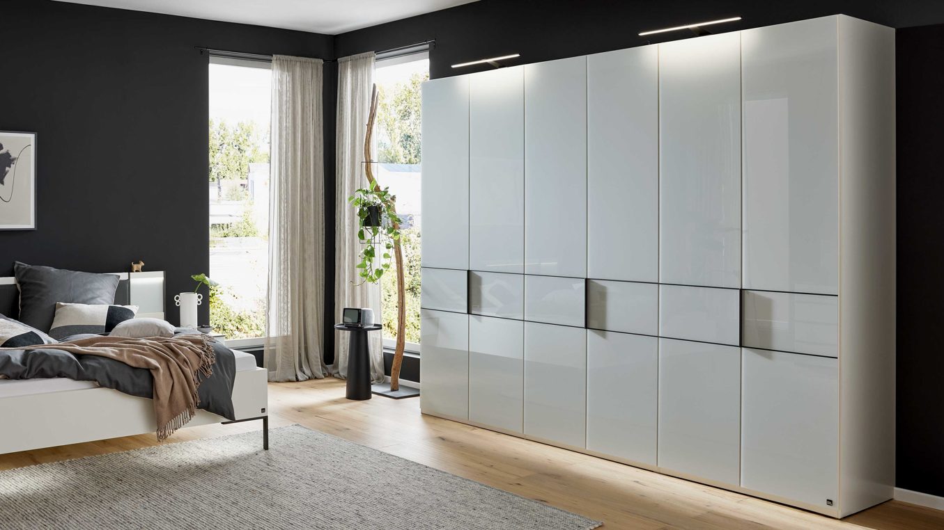 Möbelbeleuchtung Interliving aus Holz in Weiß Interliving Schlafzimmer Serie 1033 – Kleiderschrank 605 mit Beleuchtung weißes Glas & Holz – sechs Türen, Breite ca. 300 cm
