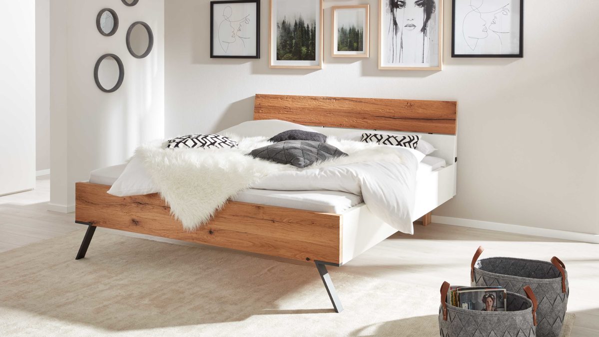 Bettgestell Interliving aus Holz in Weiß Interliving Schlafzimmer Serie 1025 – Bettgestell 531341 Liegefläche ca. 180 x 200 cm - Weiß & Balkeneiche gehackt
