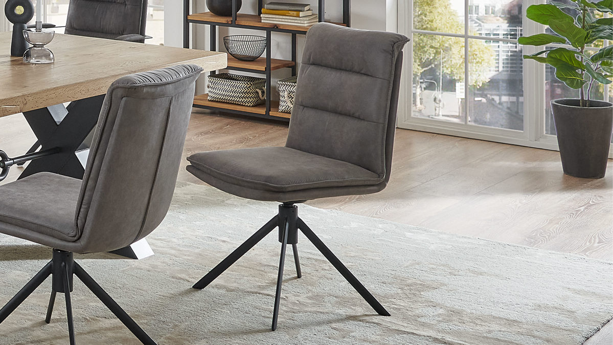 Vierfußstuhl WOODS & TRENDS aus Stoff in Grau WOODS & TRENDS Vintage-Dining - Polsterstuhl 2431 graue Mikrofaser Island & schwarzes Eisen