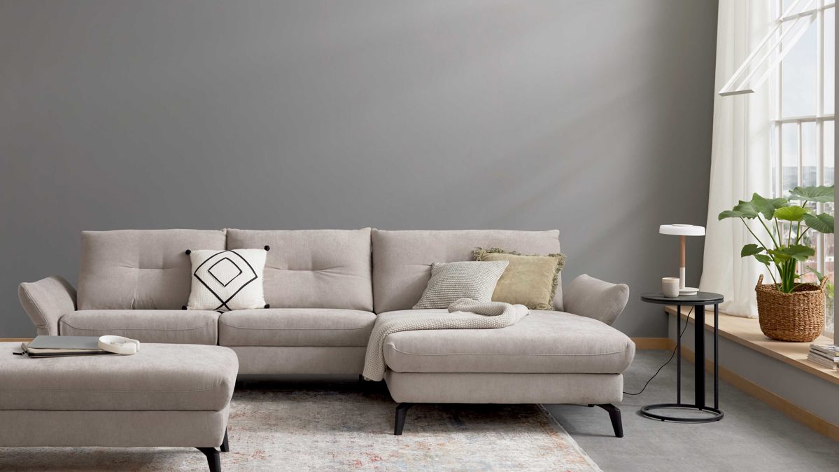 Ecksofa Interliving aus Stoff in Hellgrau Interliving Sofa Serie 4400 - Ecksofa mit Armlehnverstellung platingrauer Bezug DWN 49 - Stellfläche ca. 302 x 167 cm