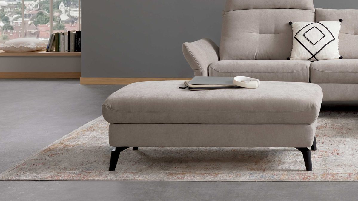 Polsterhocker Interliving aus Stoff in Hellgrau Interliving Sofa Serie 4400 - XXL-Hocker platingrauer Bezug DWN 49 - ca. 128 x 67 cm